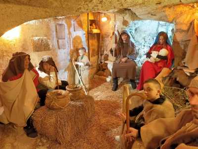 Come il presepe vivente che da diversi anni la Pro Loco allestisce in questi piccoli ambienti che si prestano bene a ospitare la riproduzione delle botteghe di duemila anni fa
